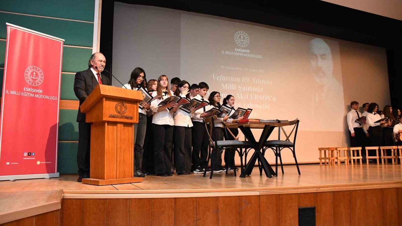Eskişehir'de Atatürk Lisesi öğrencilerinden Mehmet Âkif Ersoy'u anma programı