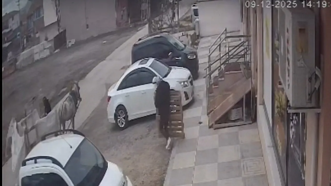 Eskişehir'de bina önünden izinsiz malzeme alan şahıslar güvenlik kamerasına yansıdı