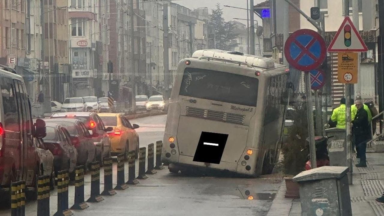 Eskişehir'de Birlik Caddesi'ndeki çukur minibüsün devrilme tehlikesine yol açtı; Serhat Tunç'tan eleştiri
