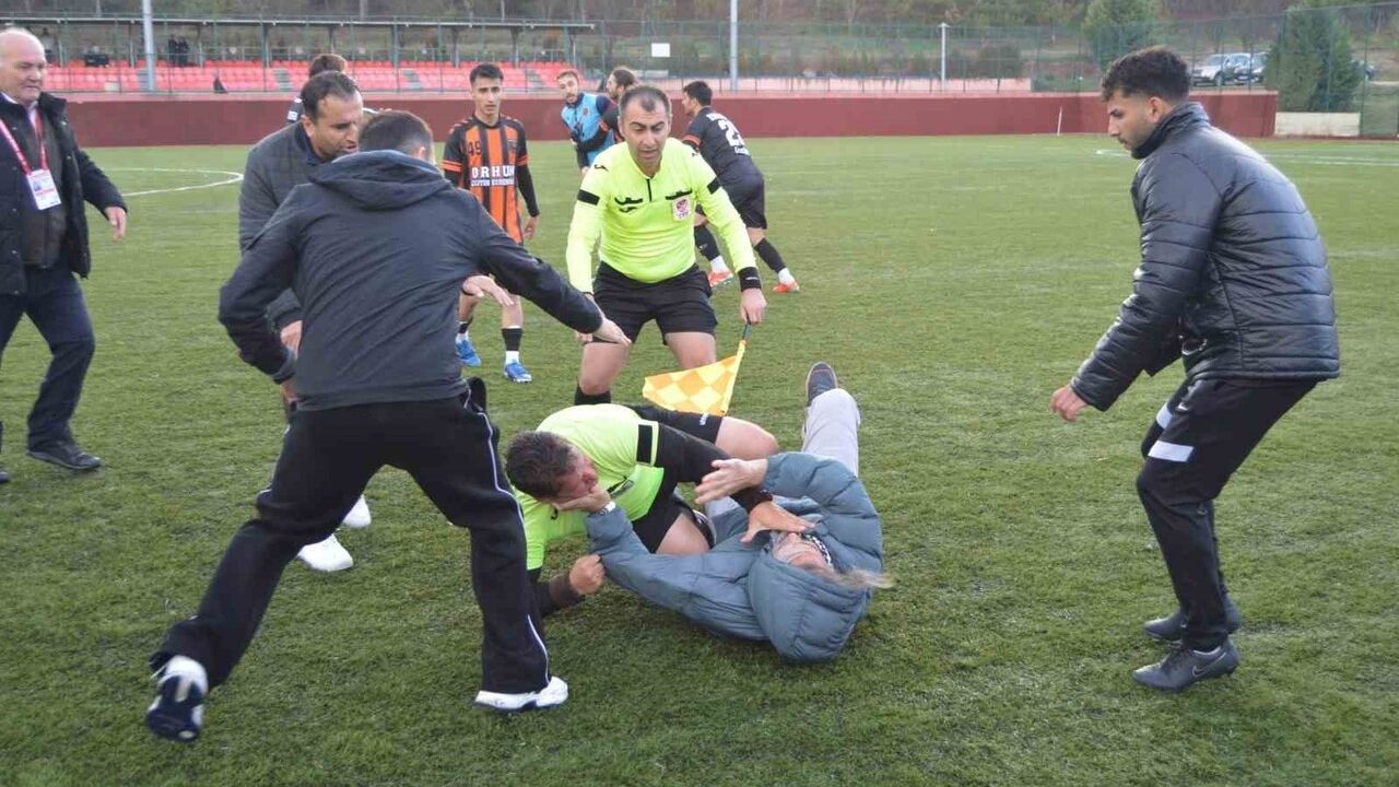 Eskişehir’de Birlikspor-Eskişehir Kolej Maçında Hakeme Saldırı Kamerada