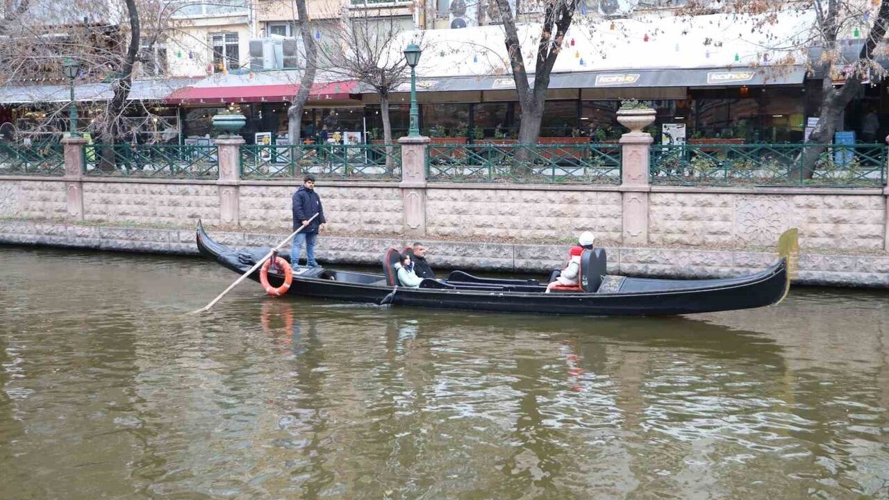 Eskişehir’de Dondurucu Soğuklara Rağmen Porsuk Çayı’nda Gondol Turları Sürüyor