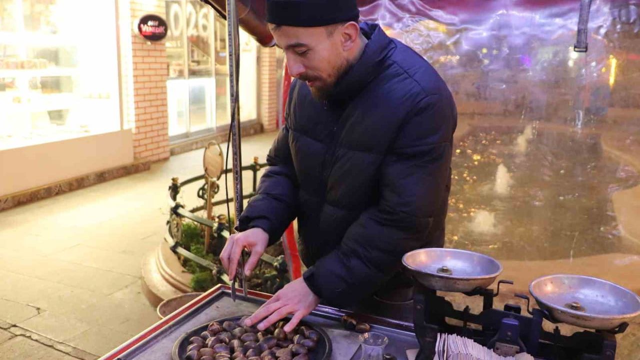 Eskişehir’de eksi 7 derecede kestane tezgahı: Yeni yıl gecesinde esnafın azmi