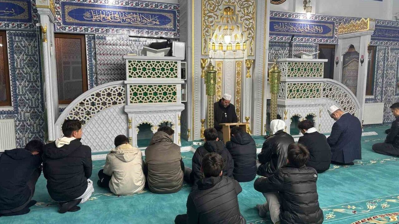 Eskişehir'de Fen Lisesi Öğrencileri Hisar Camii'nde Sabah Namazında Buluştu