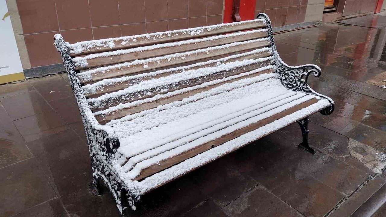 Eskişehir’de Gece Yağan Kar Şehri Beyaza Bürüdü: Kartpostallık Görüntüler Oluştu