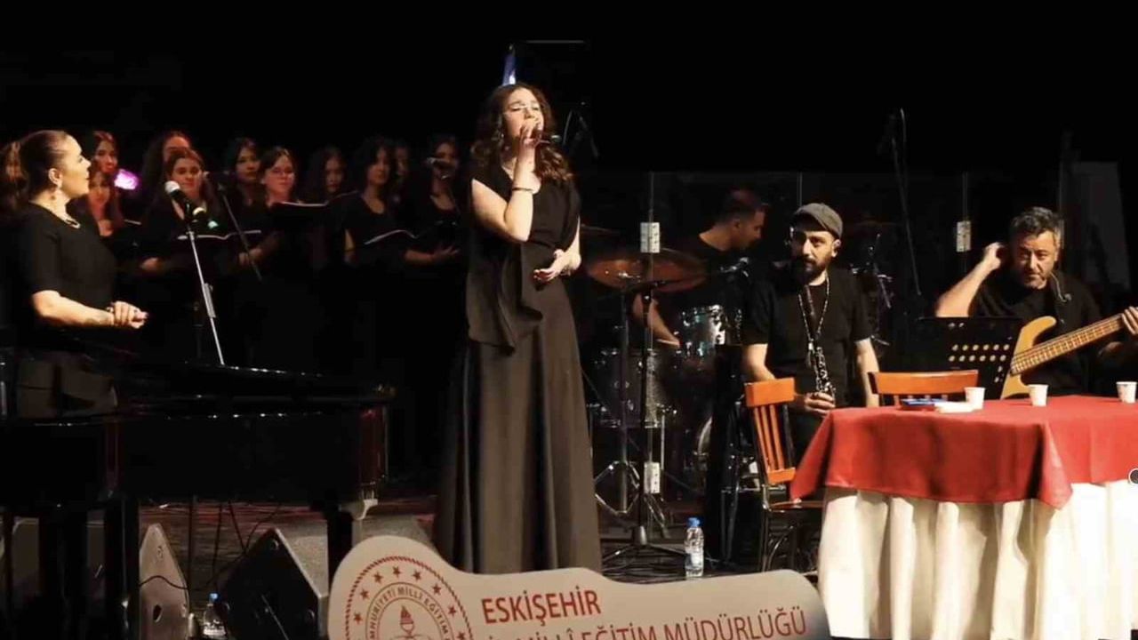 Eskişehir’de genç yetenekler Yücel Arzen Hacıoğulları ile sahne aldı