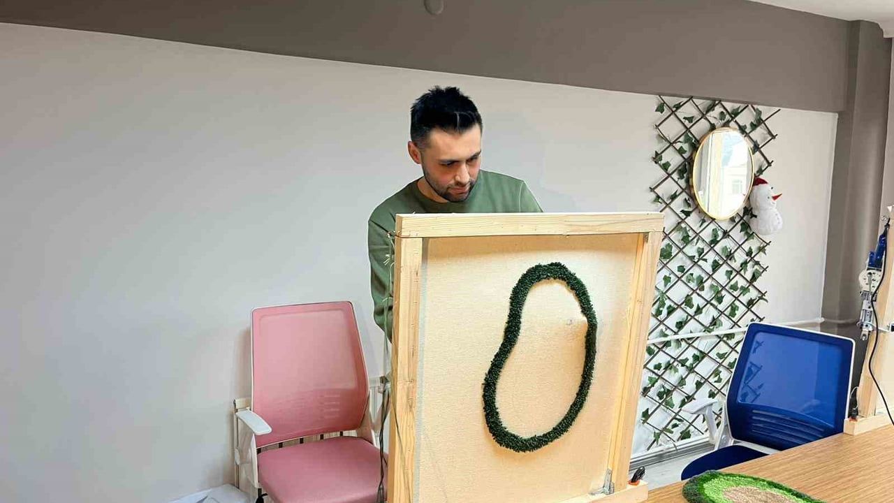 Eskişehir’de girişimci Emre Aral, tufting atölyesiyle halı dokuma sanatını öğretiyor