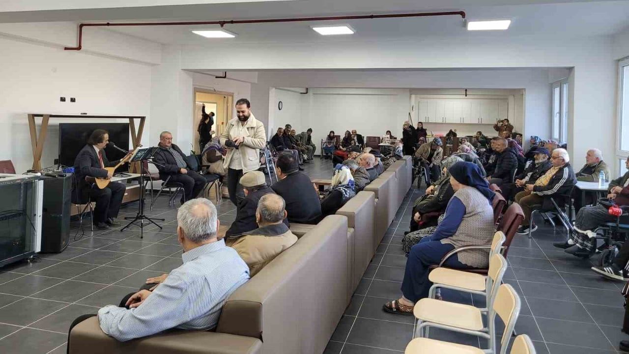 Eskişehir'de huzurevinde özel konser: Yaşar Aydın sakinlere müzikle moral verdi