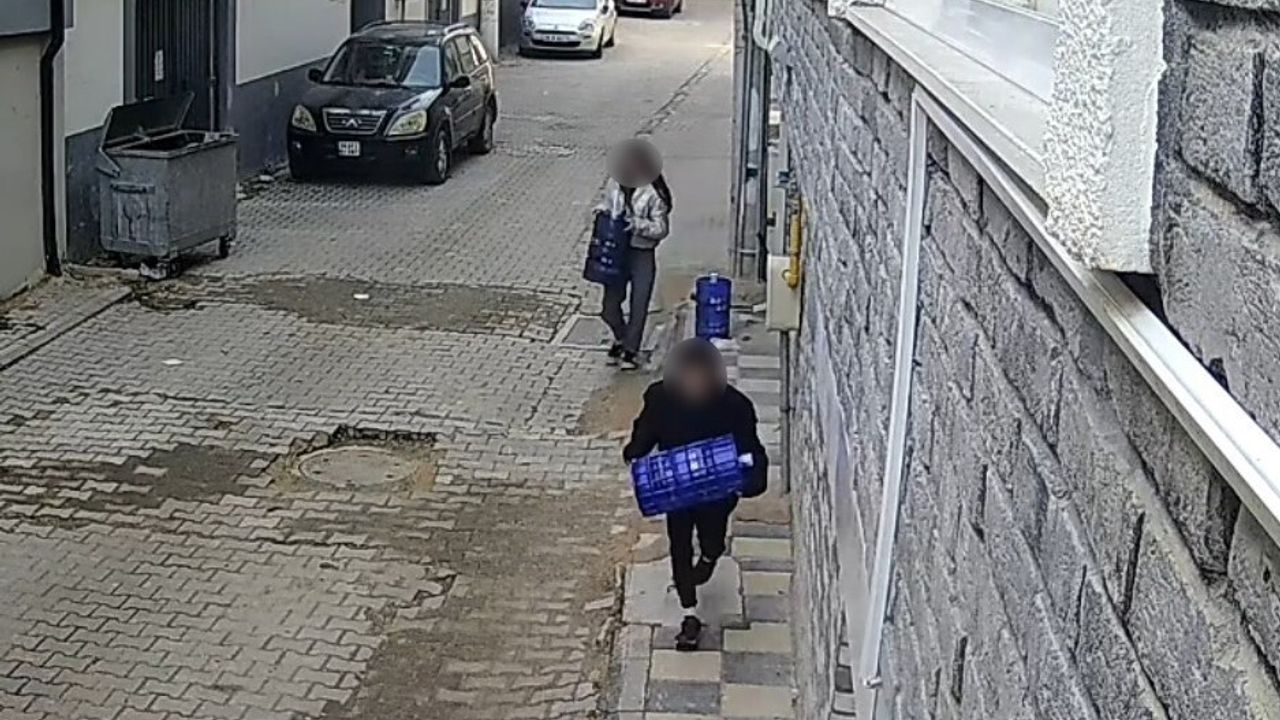 Eskişehir'de iki çocuğun damacana çalma anları güvenlik kamerasında