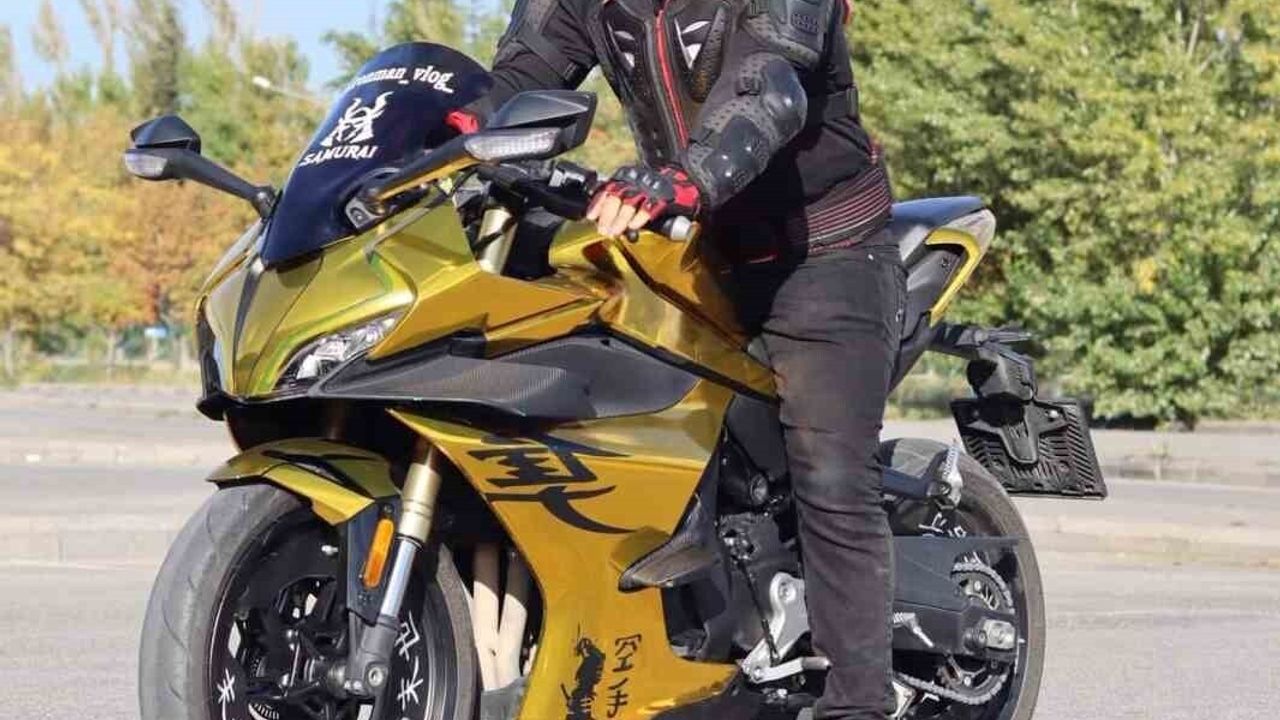 Eskişehir'de İron-Man kasklı motosiklet sürücüsü ilgi çekiyor