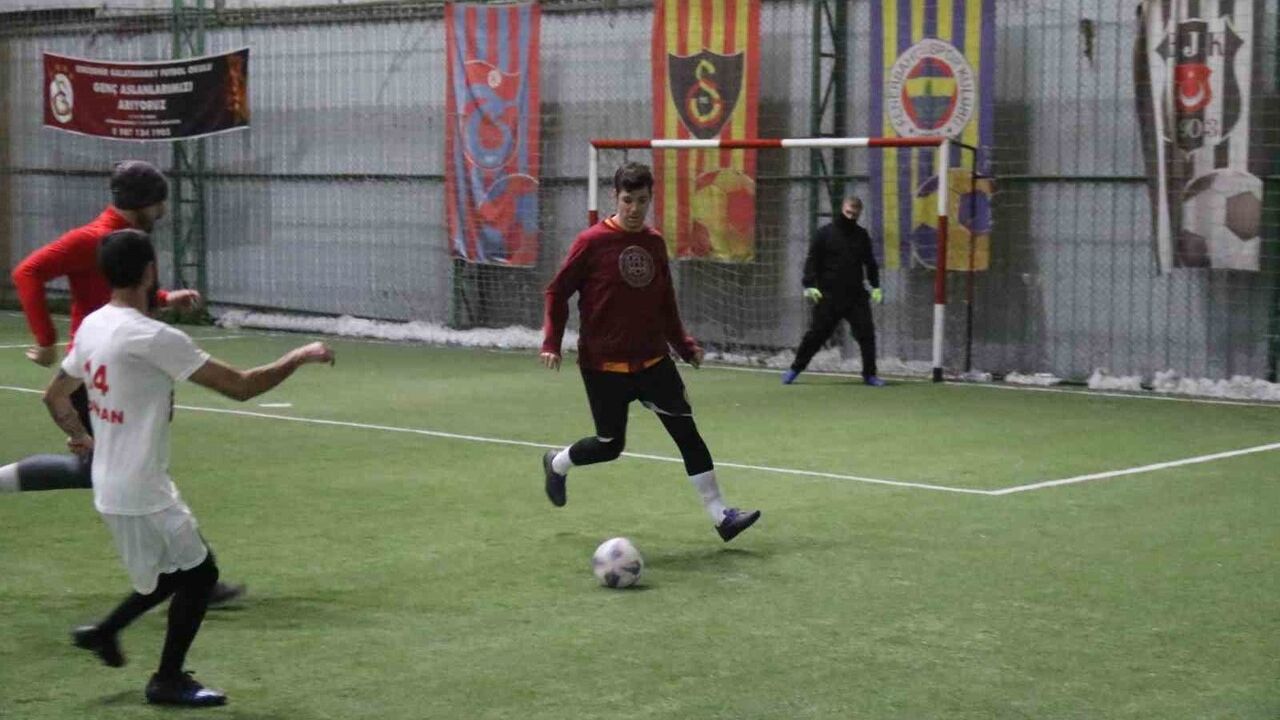 Eskişehir'de işitme engelli sporcuların sessiz halı saha buluşmaları: İşaret dili ve göz temasıyla iletişim