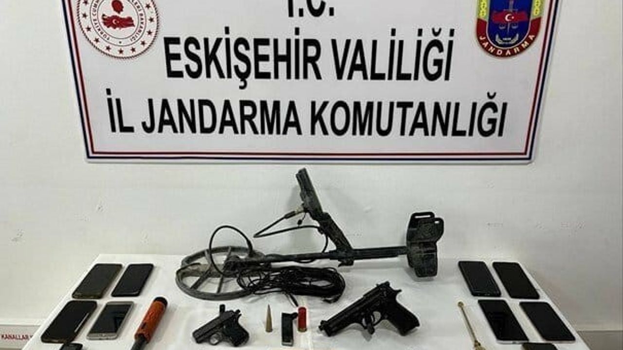 Eskişehir'de jandarma operasyonunda el yazması Kur'an-ı Kerim ve 9 bronz sikke ele geçirildi