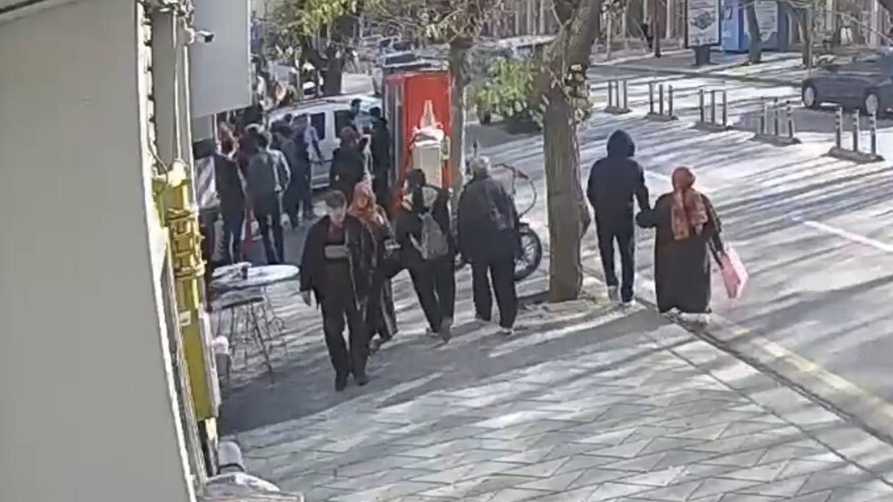 Eskişehir'de kadınlar arasında kavga güvenlik kamerasına yansıdı