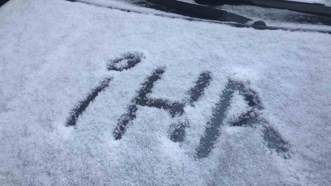 Eskişehir'de kar etkisi: park halindeki araçlar beyaza büründü