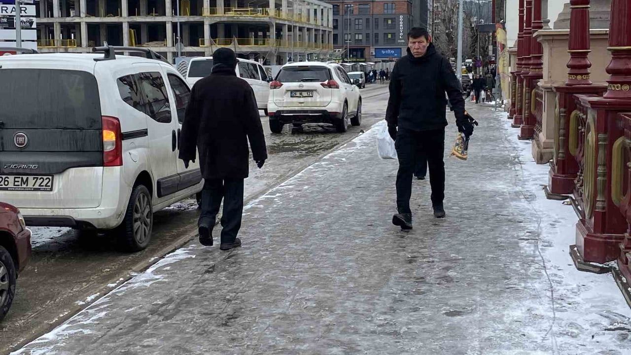 Eskişehir'de Kar Sonrası Kaldırımlar Buzlandı: Yayalar Tedbirli Yürüyor