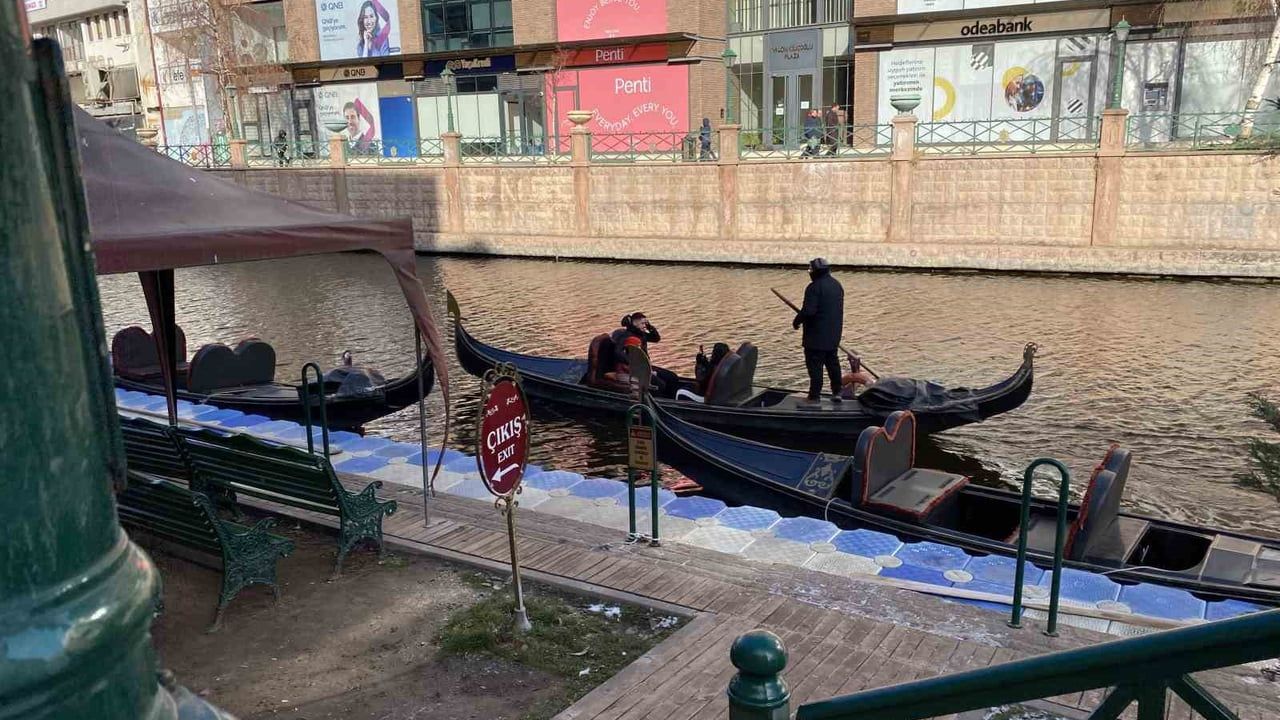 Eskişehir'de Kar ve Soğuğa Rağmen Porsuk Çayı'nda Gondol Seferleri Sürüyor