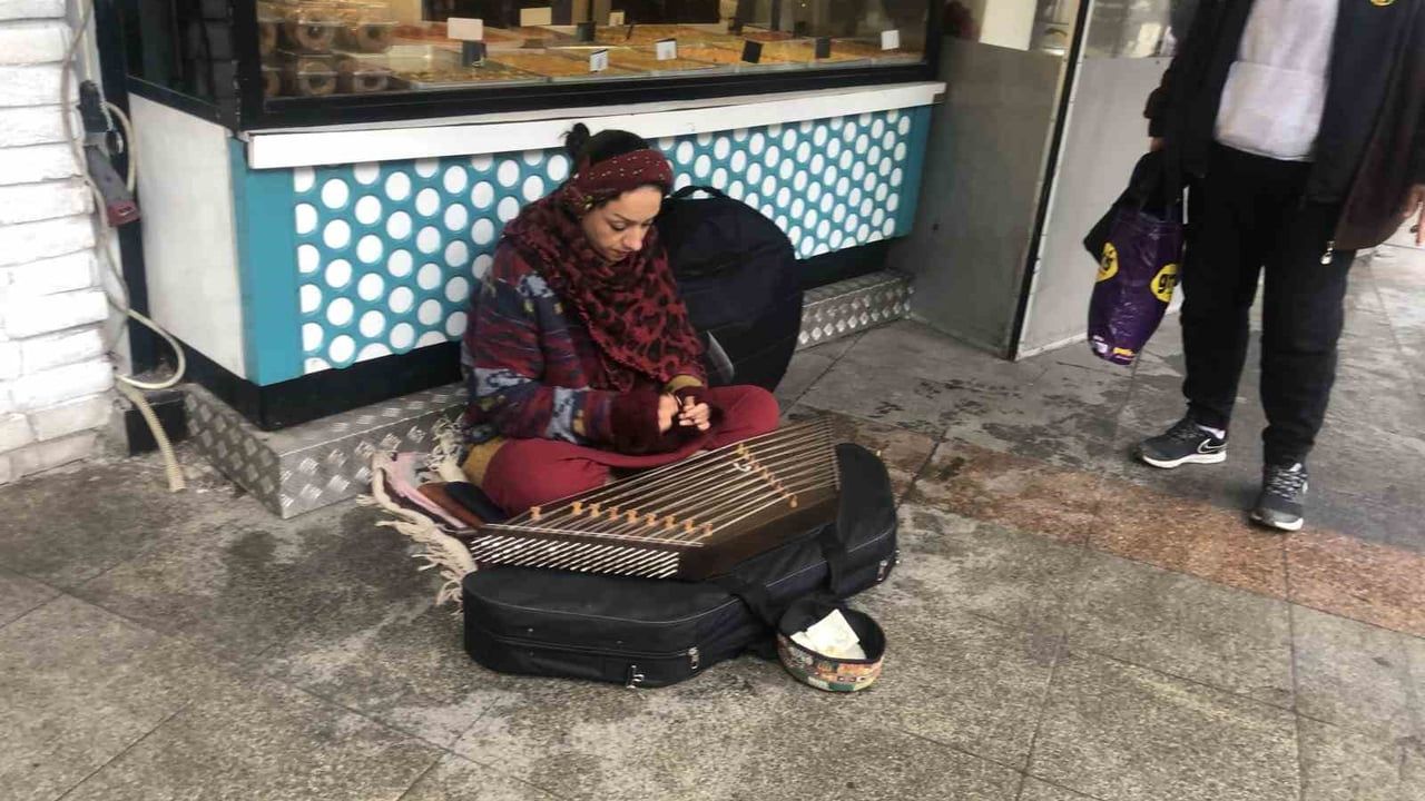 Eskişehir'de Köprübaşı Caddesi'nde santur ile sokak performansı