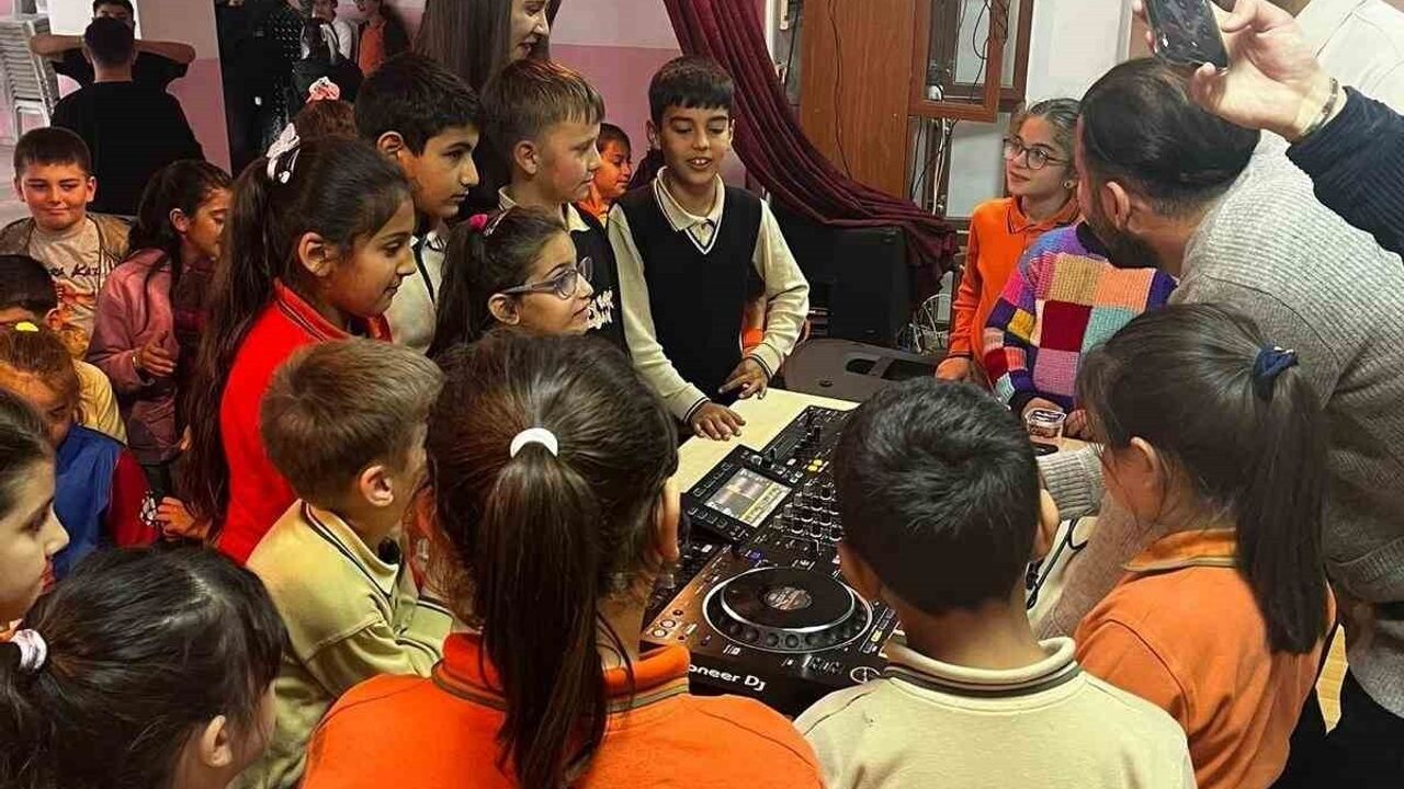 Eskişehir'de 'Kucak Dolusu Hayaller' ile öğrenciler DJ'lerle tanıştı