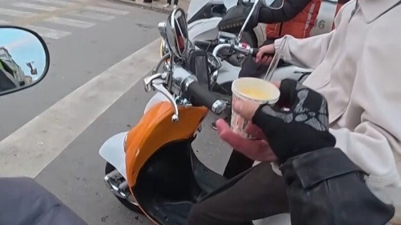 Eskişehir'de kuryeden motosikletten boza ikramı: Kask kamerası kaydetti
