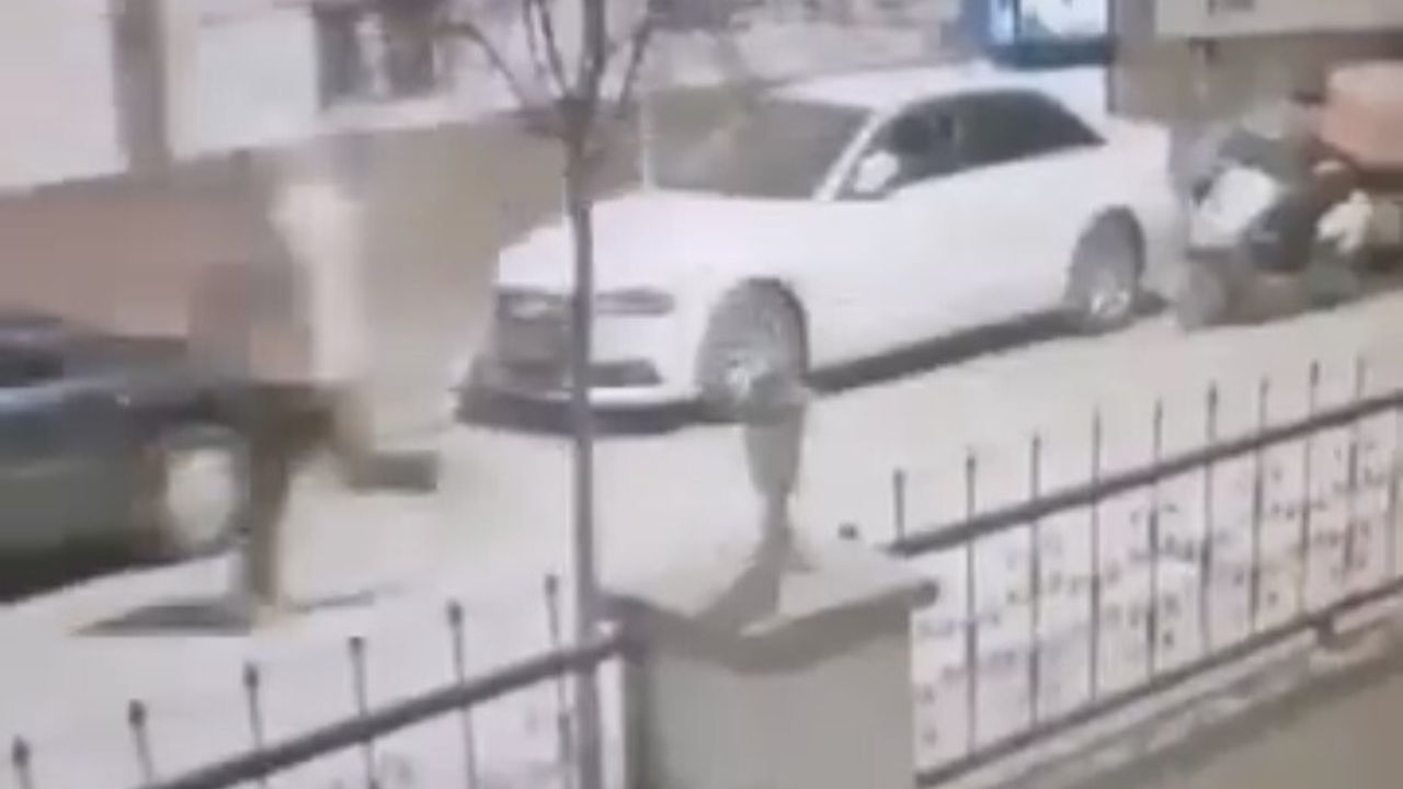 Eskişehir'de kuryenin motosiklet çantasındaki dürüm çalındı — Güvenlik kamerası kaydetti