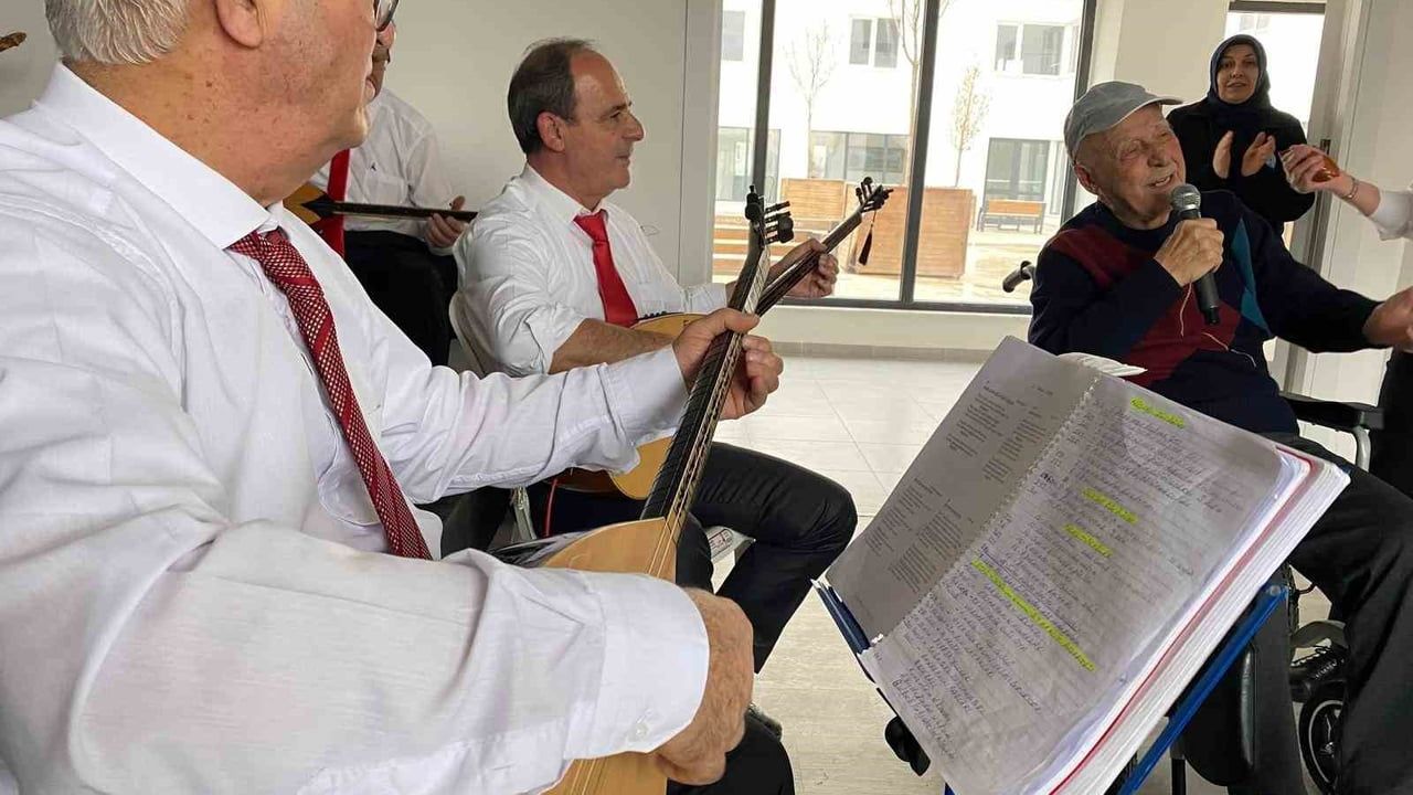 Eskişehir’de Lütfü Yüksel Yaşlı Bakım Merkezi’nde 'Gönüllere Dokunan Moral ve Dayanışma Konseri' düzenlendi