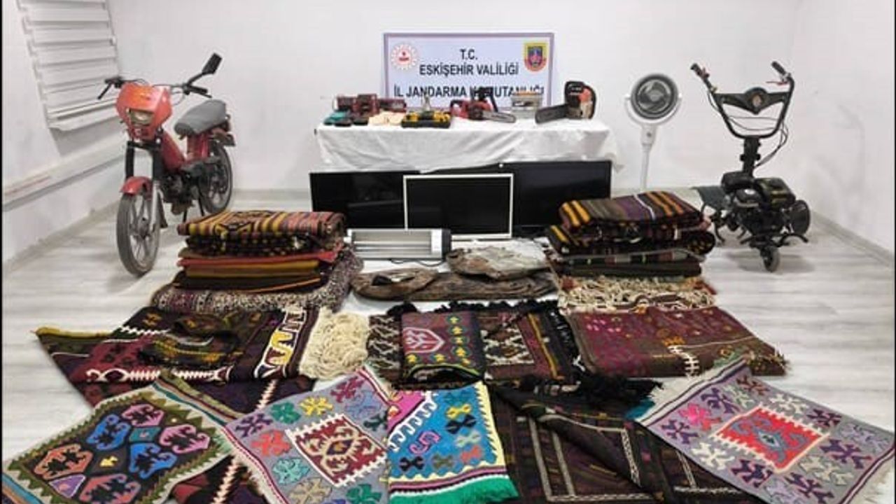 Eskişehir'de 'mezarcı' kimliğiyle 20 eve giren 2 şüpheli Ankara ve Konya'da yakalandı