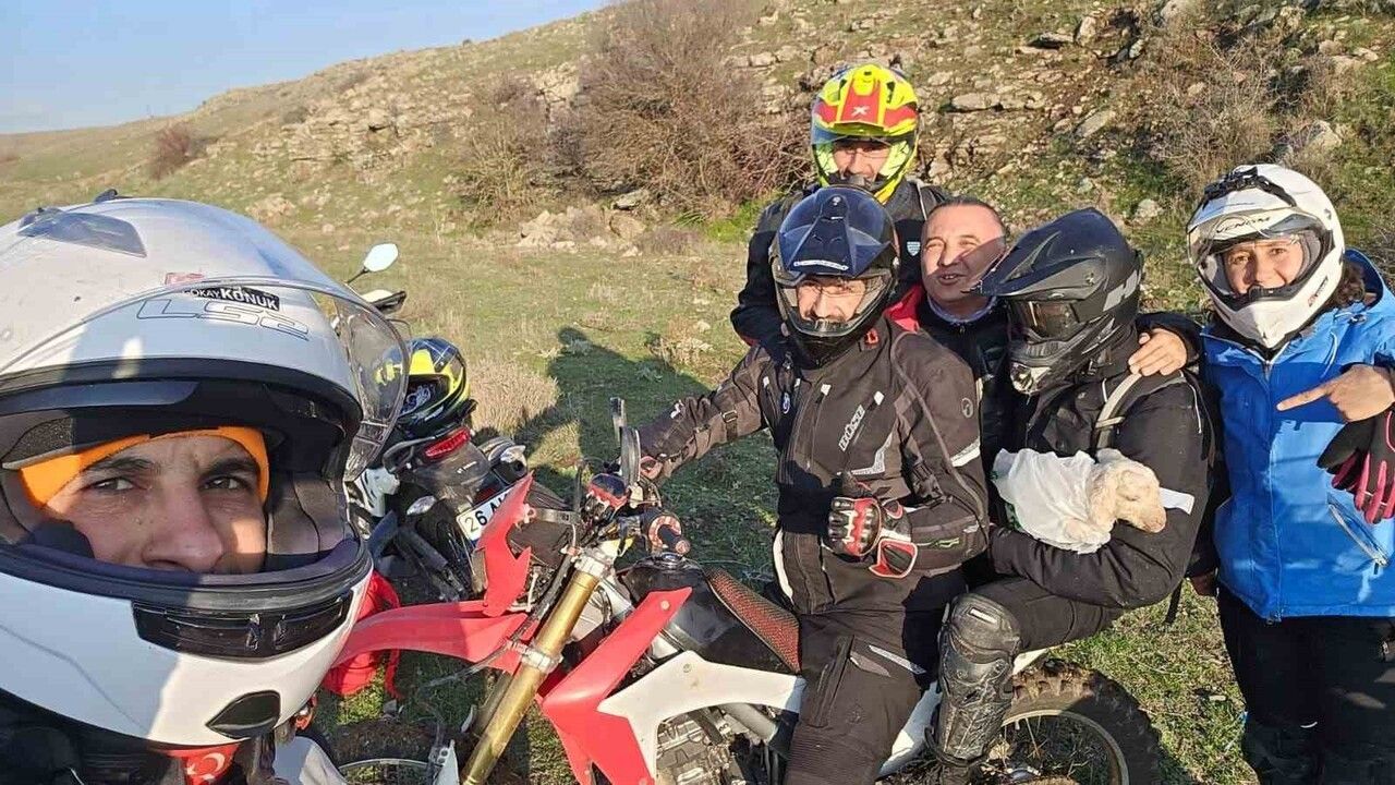 Eskişehir'de motosiklet antrenmanındaki sporcular, yeni doğan kuzuyu 3 kilometre uzaklıktaki annesine kavuşturdu