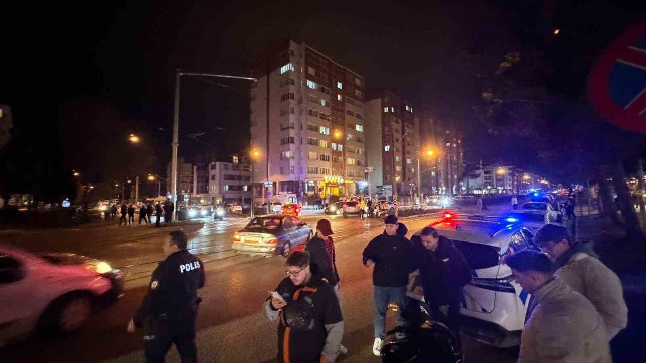 Eskişehir'de motosiklet SUV'a yandan çarptı; sürücü hastaneye kaldırıldı