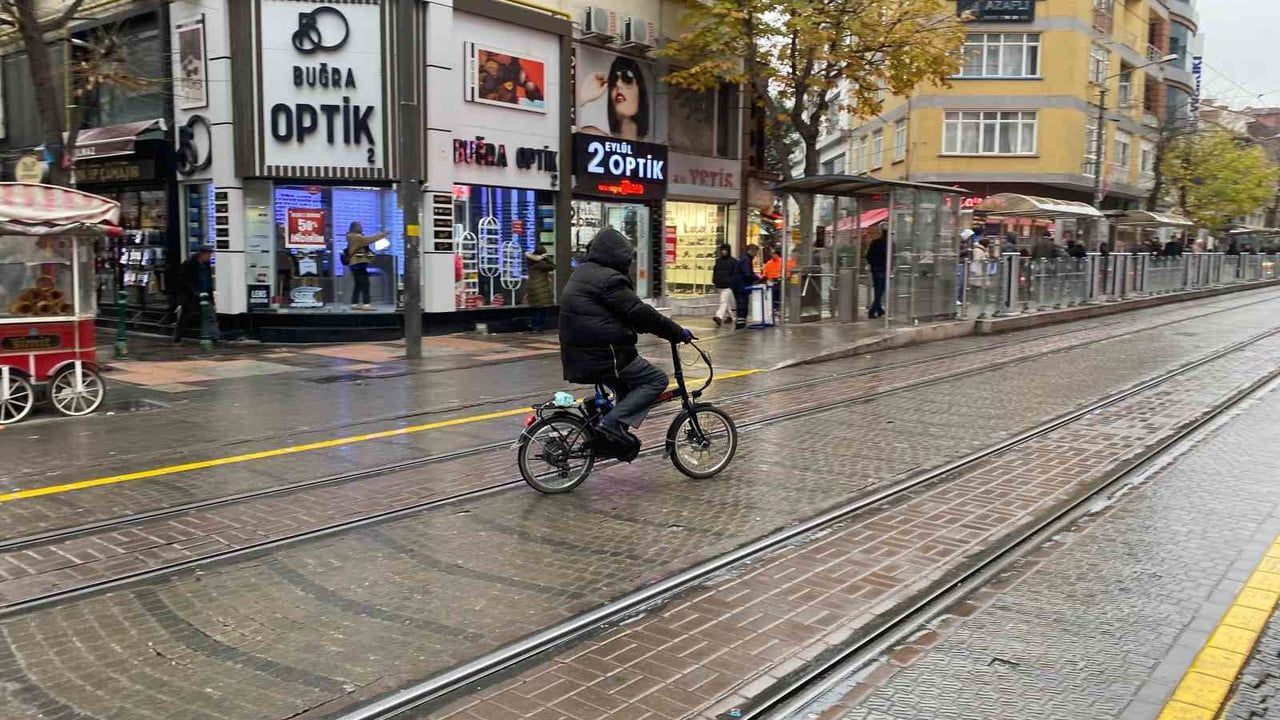 Eskişehir'de öğleden sonra sağanak: Meteoroloji uyarısının ardından kısa süreli yağış etkili oldu