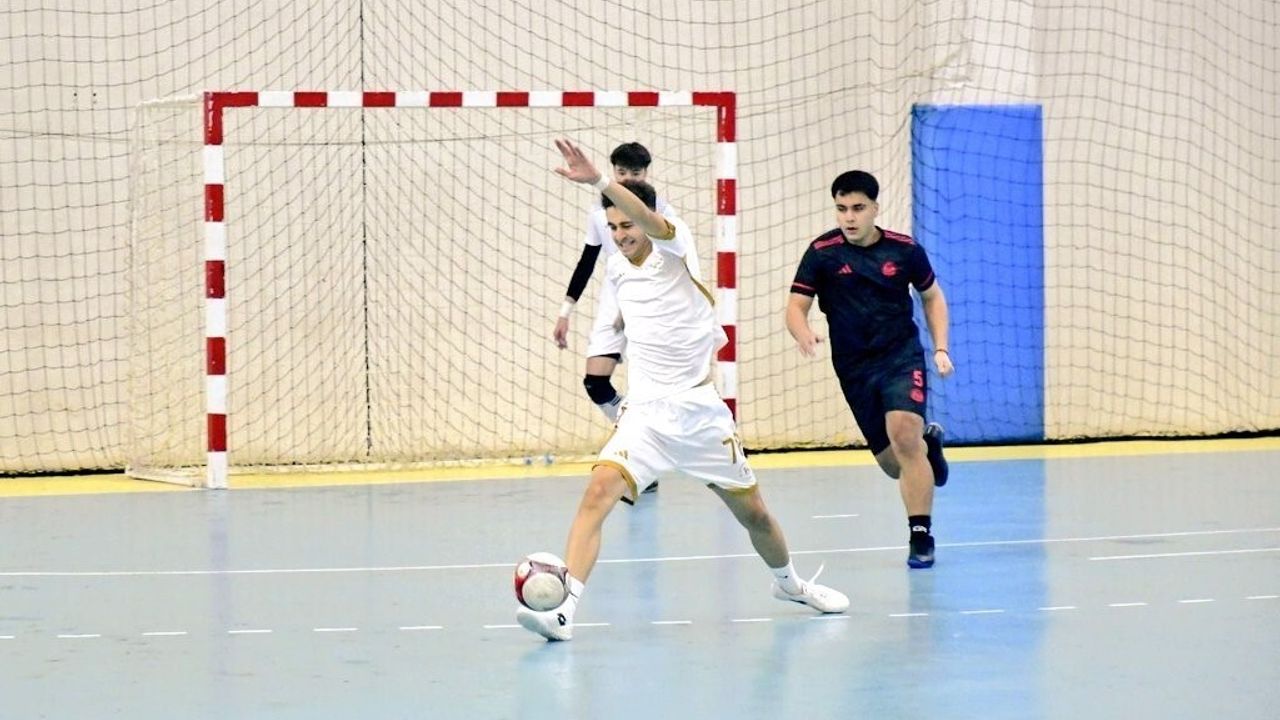Eskişehir'de Okul Sporları Genç A Erkek Futsal Müsabakaları Porsuk Spor Salonu'nda başladı