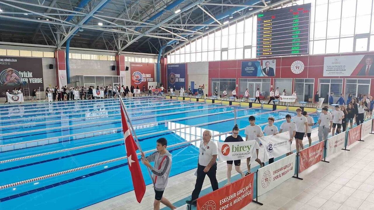 Eskişehir'de 'Okul Sporları Gençler İl Birinciliği Yüzme' müsabakaları devam ediyor