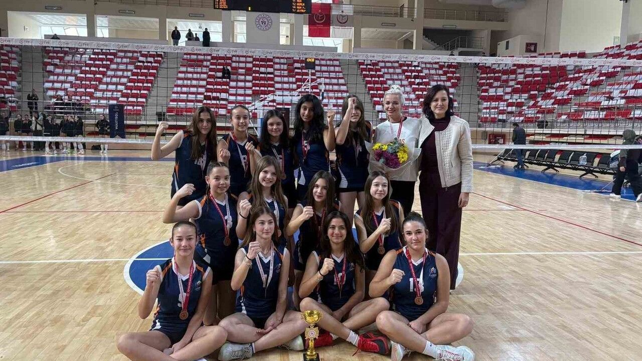 Eskişehir'de Okul Sporları Voleybol Yıldız Kızlar Müsabakaları Sona Erdi — Dereceye Giren Okullar