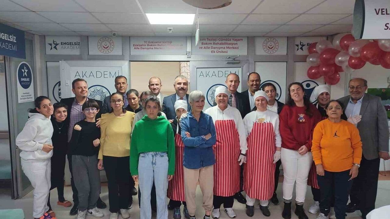 Eskişehir'de özel bireylerin eserleri 3 Aralık Dünya Engelliler Günü Sergisi'nde sergilendi