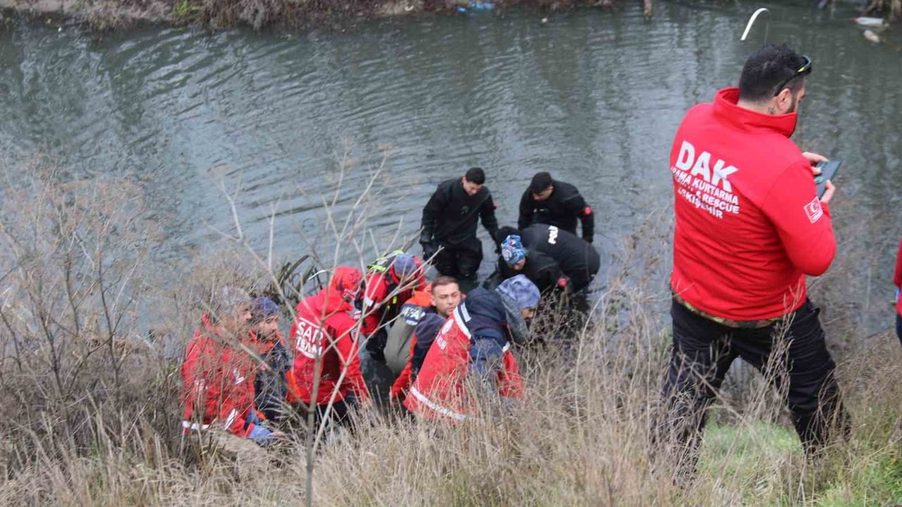 Eskişehir’de Porsuk Çayı’nda bulunan Türkçe öğretmeni Tuncay Arslan’ın cenazesi morga kaldırıldı