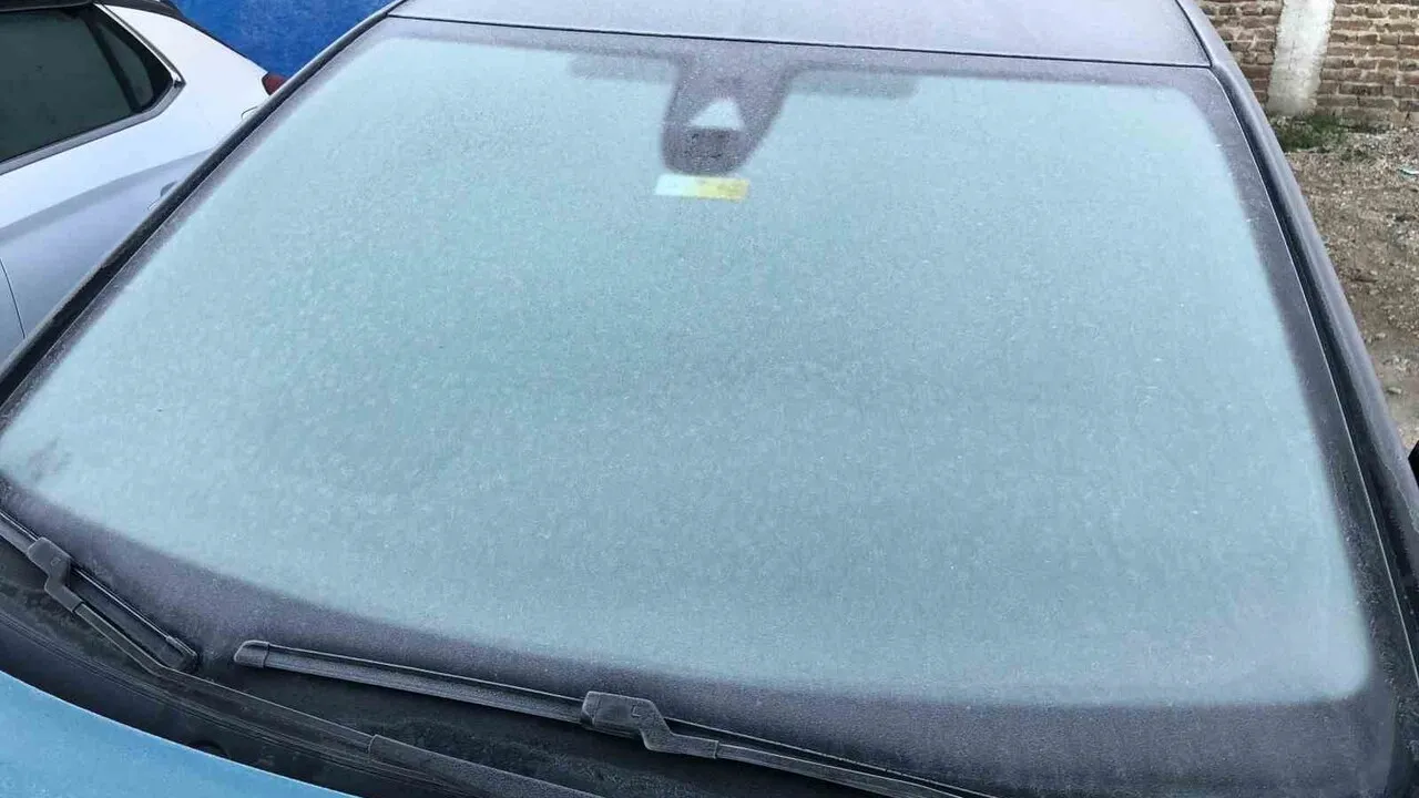 Eskişehir'de sabah soğukları araç camlarında buzlanma oluşturdu