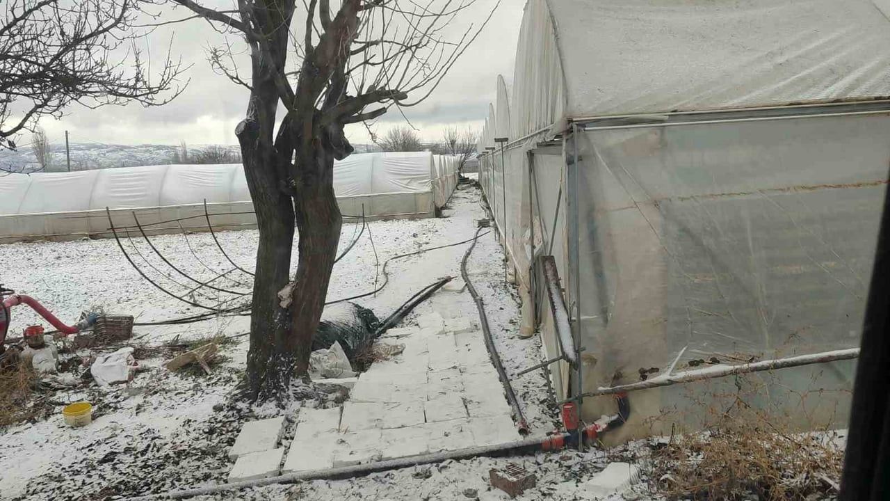 Eskişehir'de Seralar Kar ve Dondurucu Soğuk Nedeniyle Buzlandı