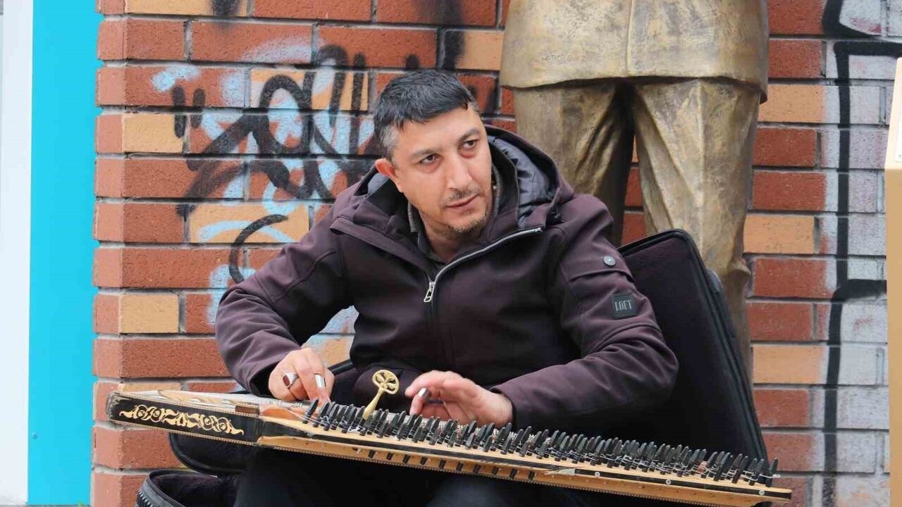 Eskişehir'de Soğuk Havaya Rağmen Kanun Çalan Sokak Sanatçısı Müzik Yaymaya Devam Ediyor