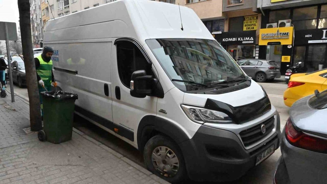 Eskişehir'de sol şeritte taksiden inen kadının ayağı kamyonet tarafından ezildi