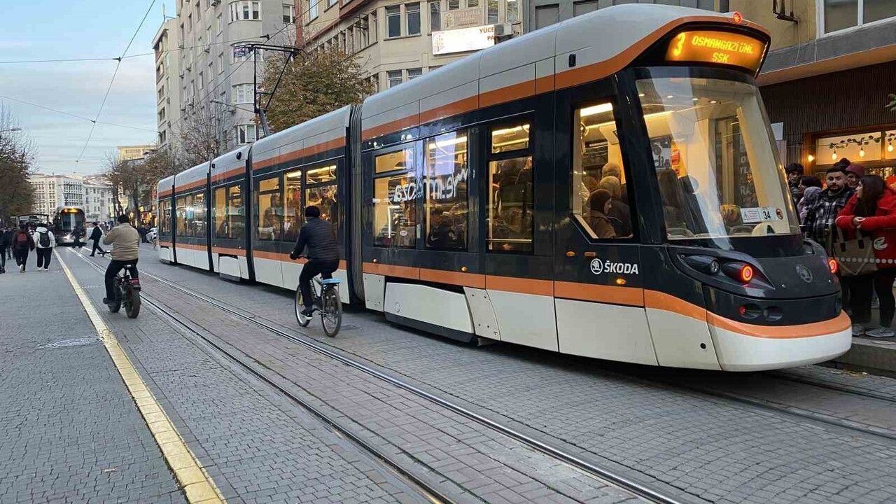 Eskişehir'de teknik arıza tramvay seferlerini aksattı, duraklarda yoğunluk oluştu