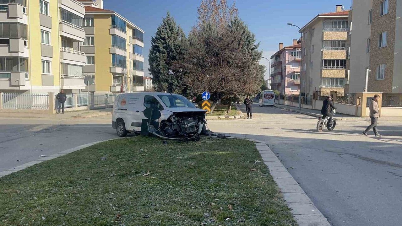 Eskişehir'de ticari aracın otomobile yandan çarpması: Bir kadın sürücü yaralandı