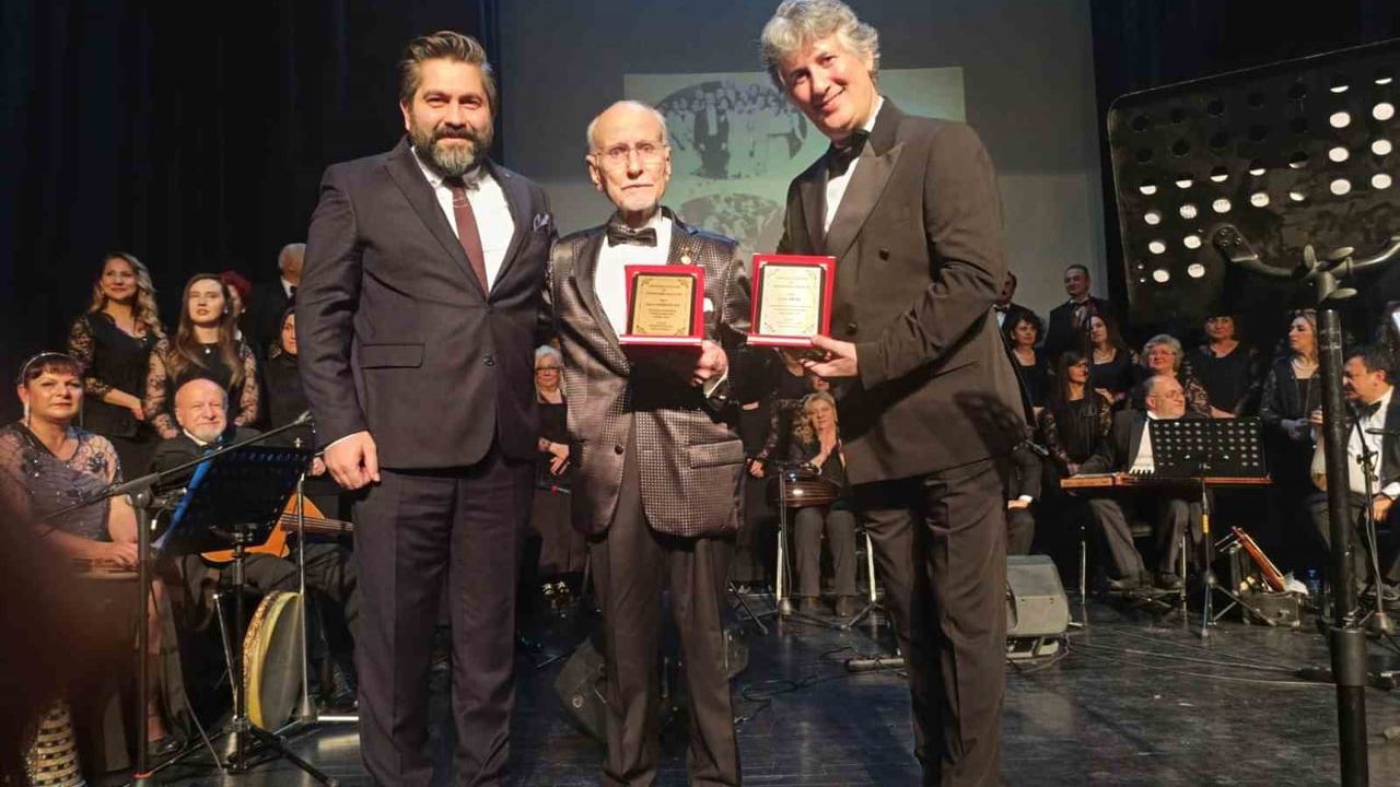 Eskişehir'de Türk Sanat Müziği Konseri: Cem Aksu Yönetimindeki Koro ve Sami Derintuna Beğeni Topladı