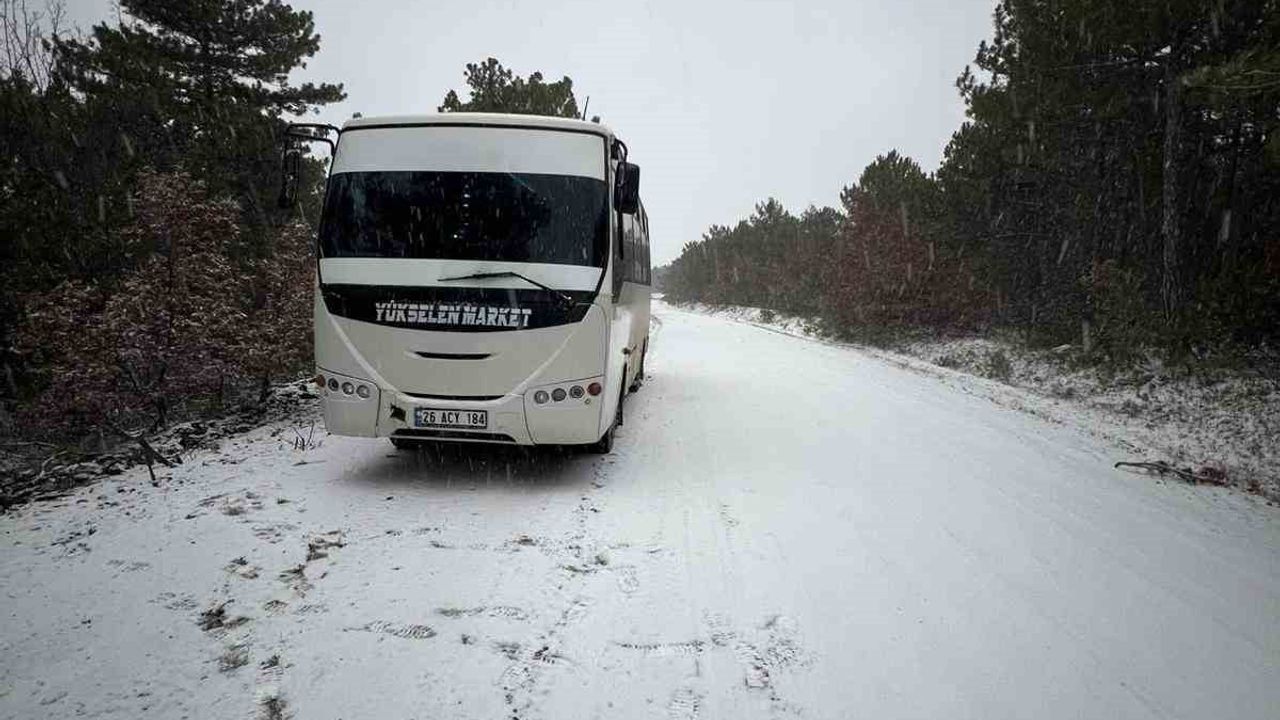 Eskişehir'de Türkmendağı etekleri karla kaplandı