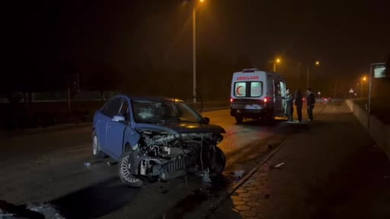 Eskişehir'de yağmurda aynı cadde üzerinde dört kaza: Sürücüler diğer araçları uyarmak için çaba gösterdi