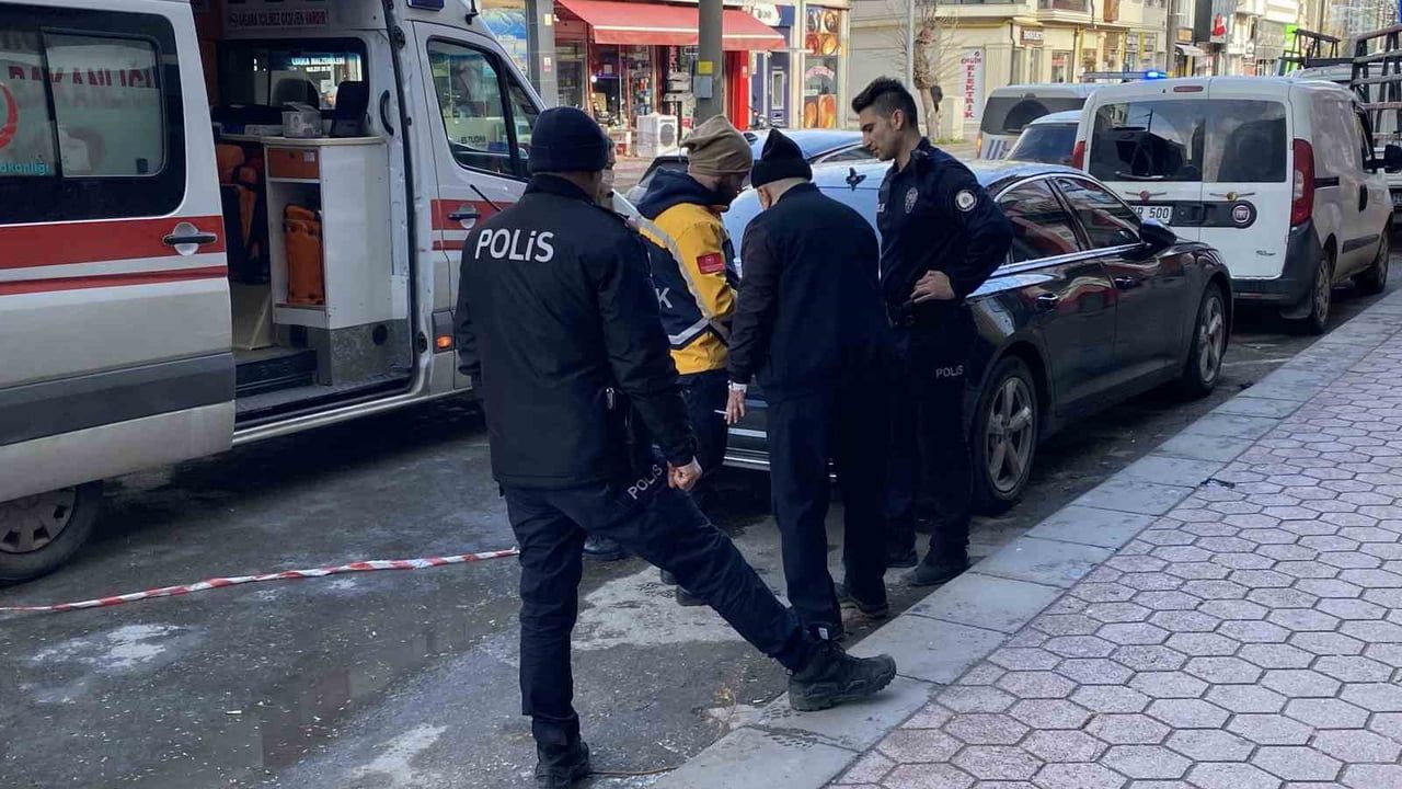 Eskişehir'de yere düşen alkollü şahıs tedaviyi reddetti; ekipler güçlükle ikna etti