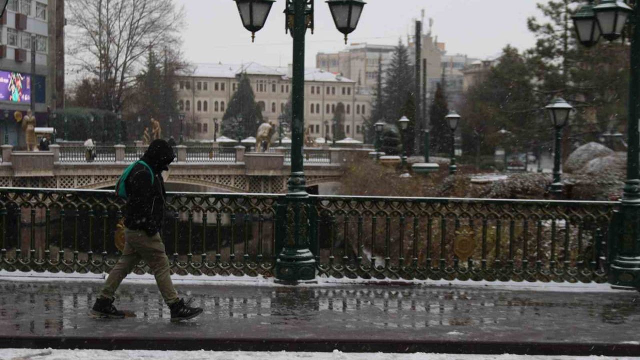 Eskişehir’de Yılın Son Günü Kar Etkili Oldu: Porsuk Çayı’nın Bazı Kısımları Dondu