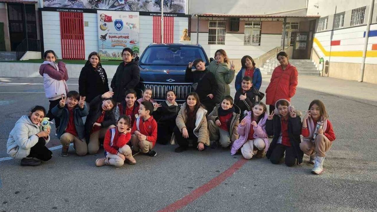 Eskişehir Dumlupınar İlkokulu'nda TOGG ile Yerli "Dumlu" Robot Tanıtıldı