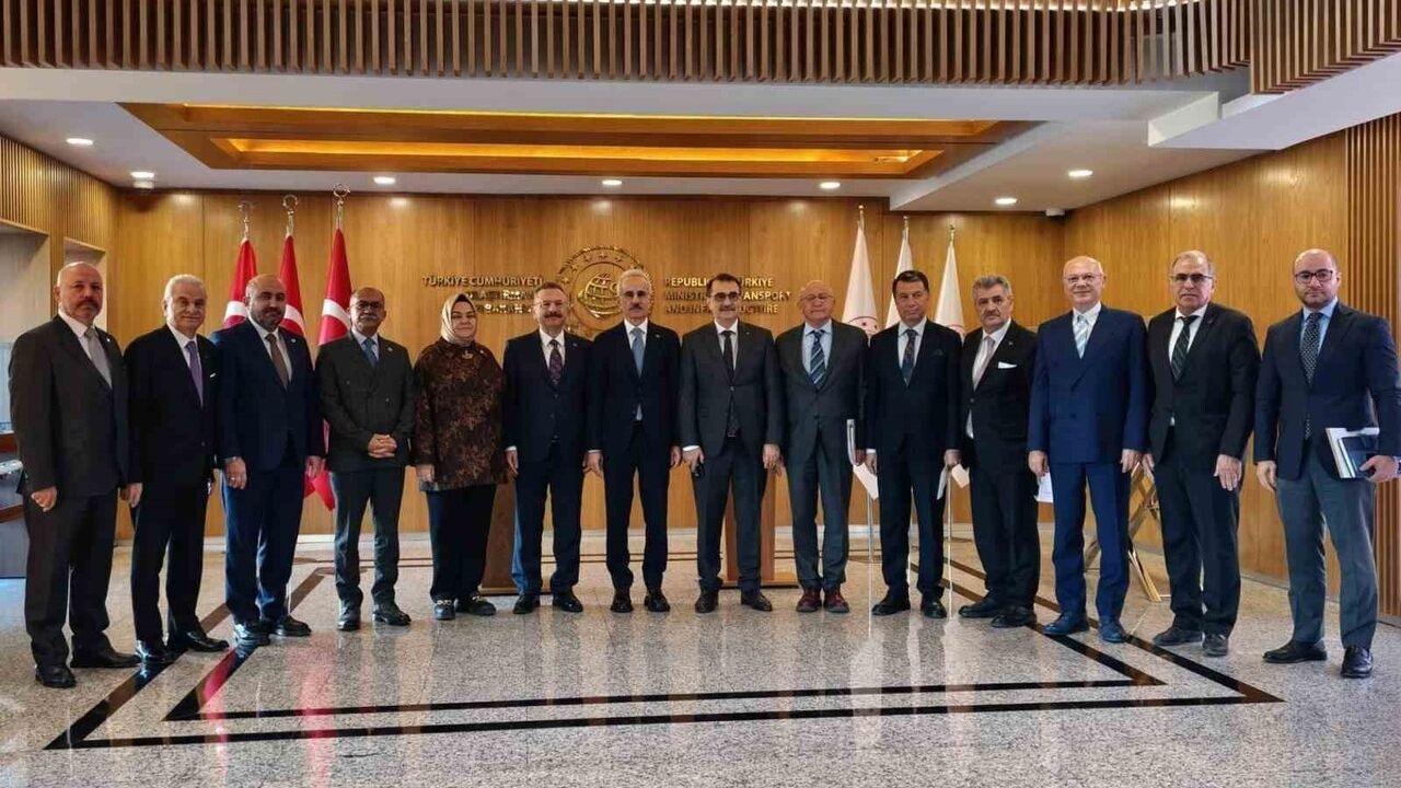Eskişehir heyeti Ulaştırma ve Altyapı Bakanı Abdulkadir Uraloğlu'nu ziyaret etti