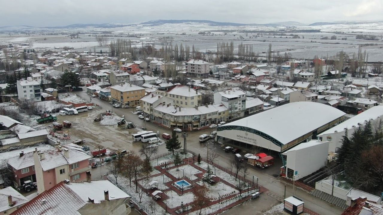 Eskişehir İnönü'de Mevsimin İlk Karı Yerleşimi Beyaza Bürüdü