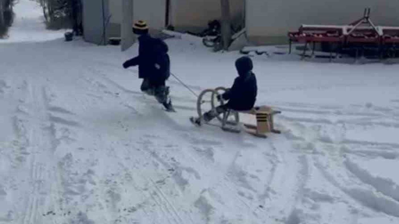 Eskişehir Mihalıççık'ta 1 Günlük Kar Tatili: Lütfiye Mahallesi'nde Çocukların Kızak ve Kartopu Keyfi