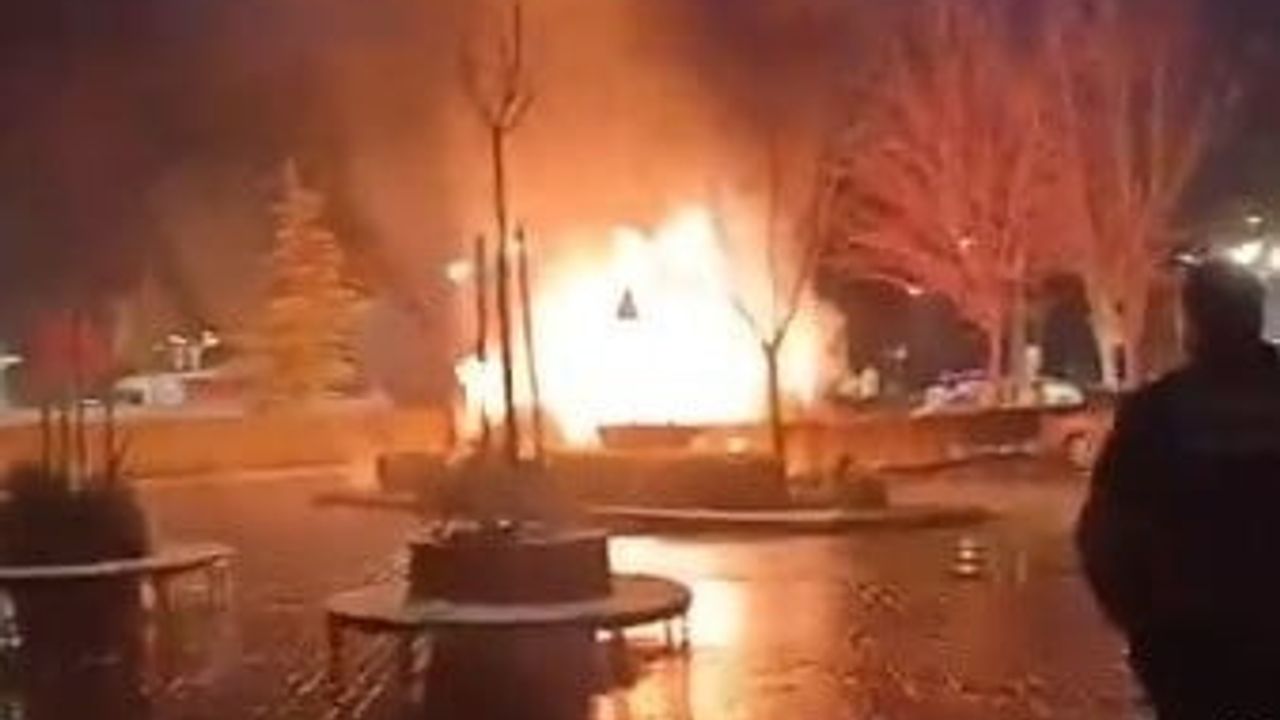 Eskişehir Şehir Hastanesi otoparkında iki otomobil yandı — Yangın anı cep telefonu kamerasında