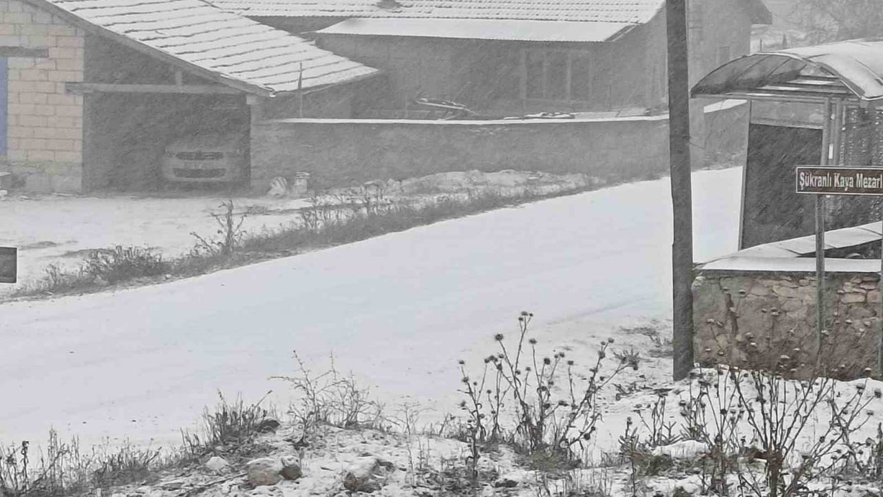 Eskişehir Seyitgazi'ye bağlı Şükranlı Mahallesi karla kaplandı
